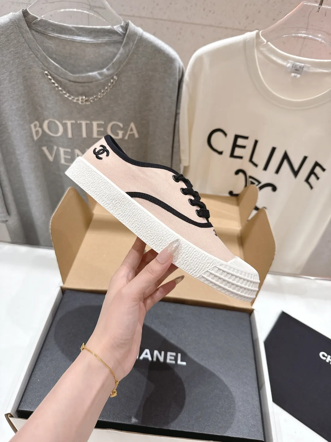 👟👟Ex-factory price 400👟👟 -Chanel* Xiaoxiang 2025ss latest casual shoes, currently super popular biscuit shoes. Internet celebrity Xiaohongshu is crazy about hot recommendations. The silly and cute style has a retro flavor! Special shape, very recognizable, slim and long legs, absolutely powerful, very comfortable to wear, good-looking, comfortable, and heightening. I must recommend it to everyone, the main feature of this year's series, minimalist style ✔Fabric: original customized canvas ✔Foot: water-dyed cowhide, comfortable foot feel ✔Outsole: molded high-elastic rubber platform outsole ✔Number: 35-39 (customized in 40)